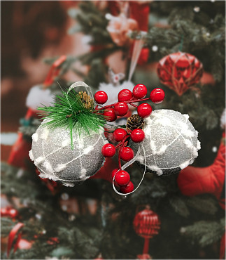 Елочные шары, "серебрянные с белыми вставками с эффектом снега". Украшены еловой веткой и красными ягодами . 3 штуки, не бьющиеся ProjectLight А-0082 фото